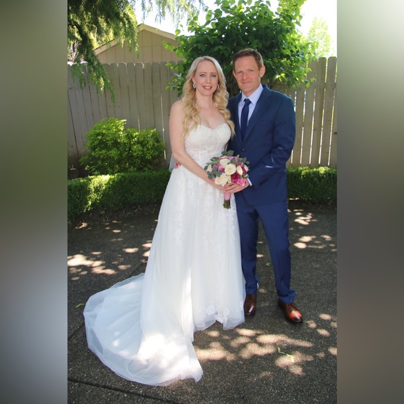 Wedding dress sheer lace and tulle ball gown - Ivory - Size 8 - Has pockets - Picture 3 of 7